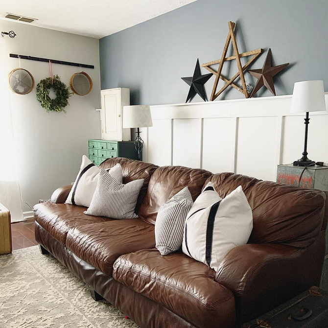 Skórzana kanapa z drewnianymi nóżkami. Połączenie naturalnych materiałów i nowoczesnego designu.