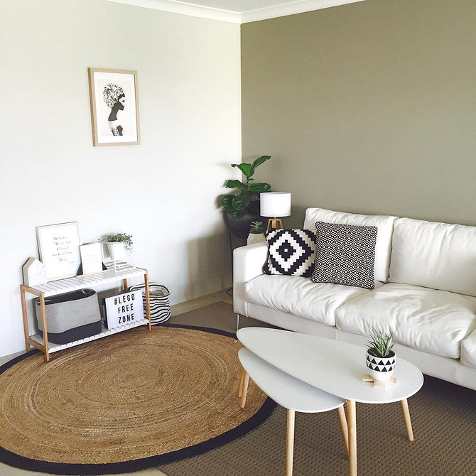 Elegancka skórzana kanapa z dekoracyjnymi poduszkami. Stylowy akcent w salonie.