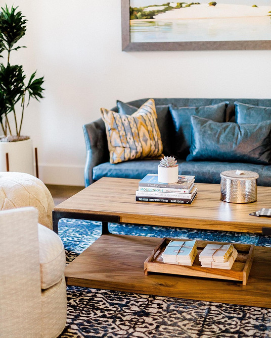 Duża skórzana sofa Duża skórzana sofa w salonie: cechy kolorowej tapicerki i właściwa pielęgnacja.