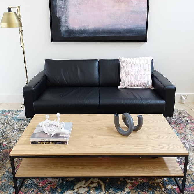 Sofa w aranżacji wnętrz Aranżacja wnętrza ze skórzaną sofą: udane połączenia kolorów obicia.