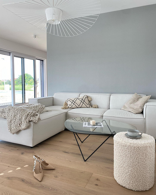 Mała skórzana kanapa w gabinecie. Idealna do małych przestrzeni i wygodnego odpoczynku.