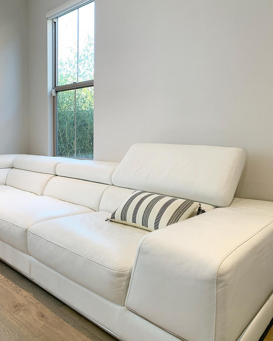 Skórzana kanapa w salonie w stylu nowoczesnym. Idealna do relaksu i wypoczynku.