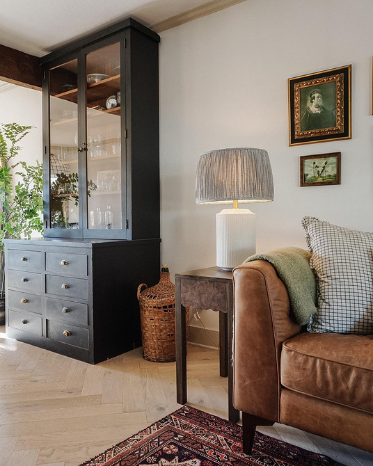 Narożna skórzana sofa Narożna skórzana sofa w salonie: jak dobrać kolor obicia sofy?