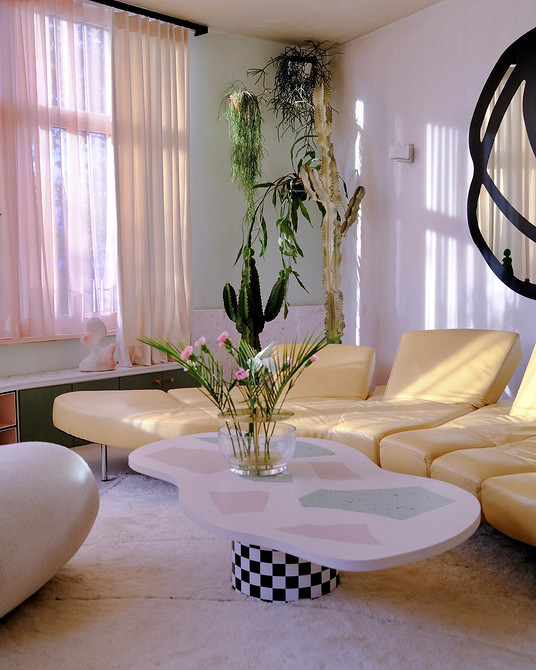 Jasna skórzana sofa Skórzana sofa w jasnym salonie: porady dotyczące wyboru i łączenia kolorów.