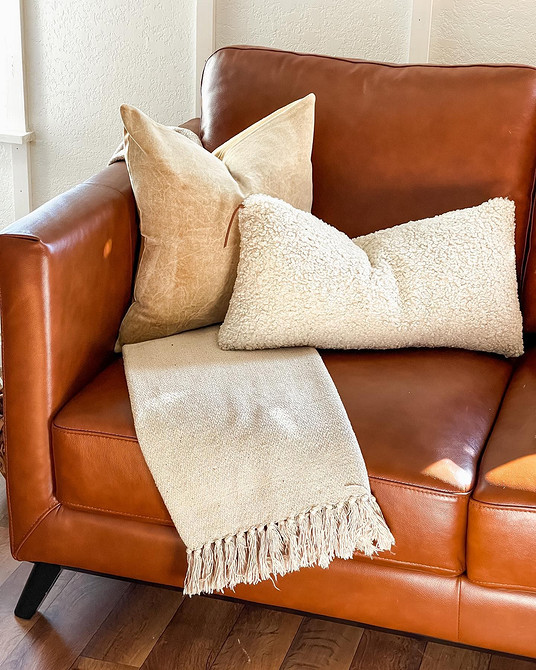 Sofa w klasycznym salonie Skórzana sofa w klasycznym wnętrzu: idealne połączenie kolorów mebli.