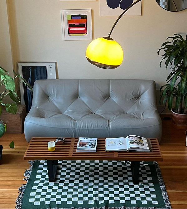 Biała skórzana kanapa w nowoczesnym salonie. Świeży i elegancki wygląd.