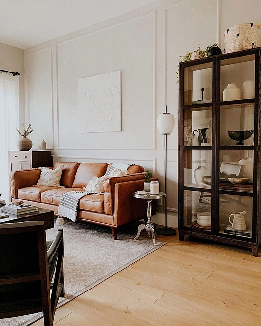 Nowoczesna skórzana kanapa w stylu 2026. Minimalistyczny design idealny do współczesnego wnętrza.