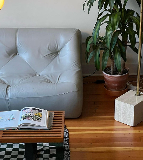 Skórzana kanapa z dekoracyjnymi poduszkami. Dodatkowe poduszki zwiększają komfort siedzenia.