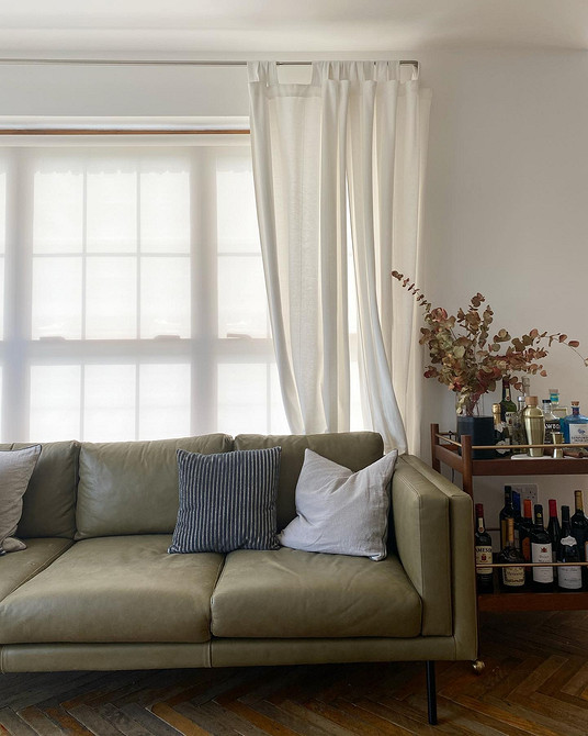 Brązowa sofa w salonie Brązowa skórzana sofa w salonie: aranżacja wnętrz z ciepłymi kolorami.