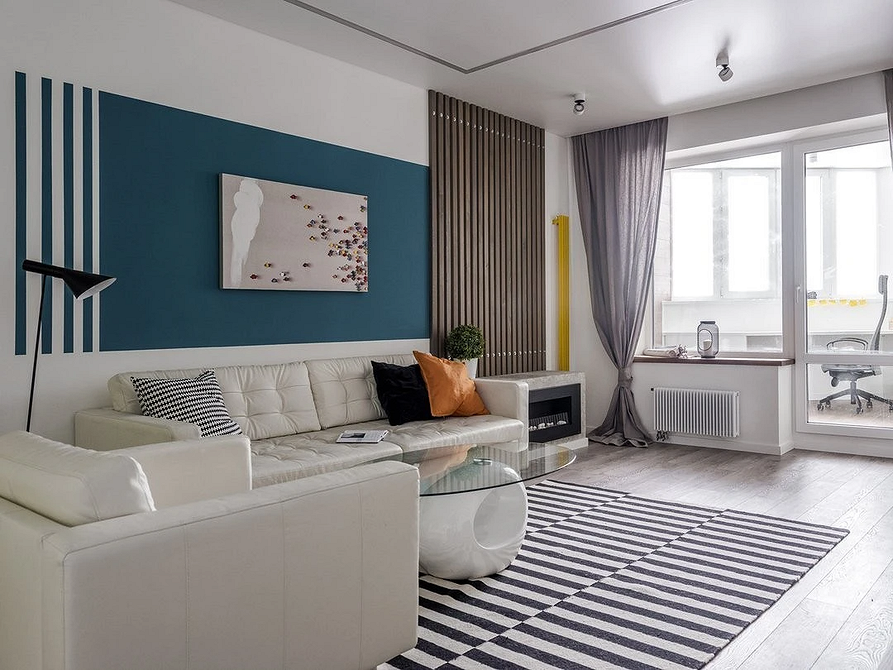 Wnętrze z skórzaną kanapą połączoną z drewnem i dywanem. Spójna aranżacja.