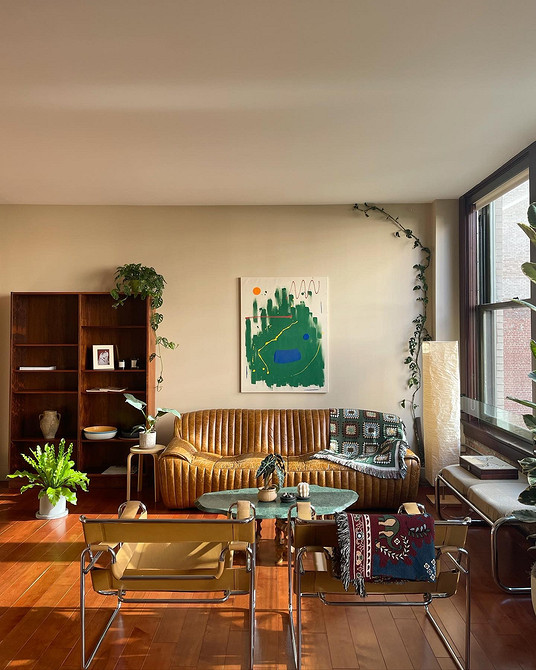 Luksusowa skórzana kanapa z wysokim oparciem. Wyrafinowany design do eleganckiego wnętrza.