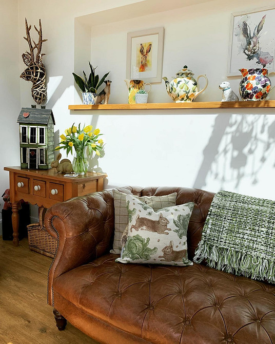 Skórzana sofa w salonie Skórzana sofa w salonie: inspiracje na aranżację wnętrz z sofą.