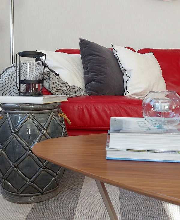 Kolorowa skórzana sofa Kolorowa skórzana sofa w salonie: jak dbać o barwną tapicerkę.