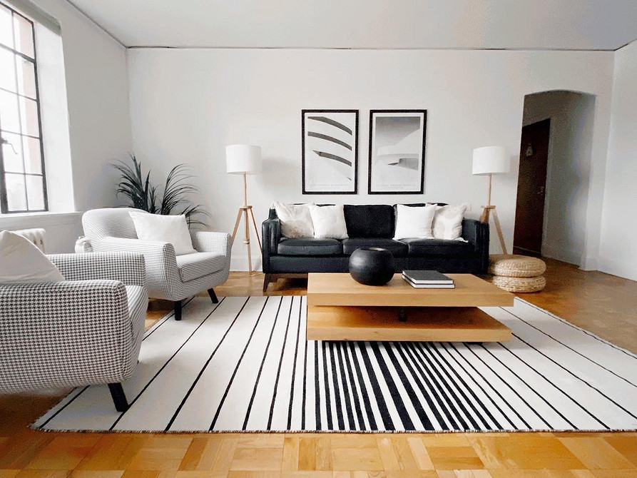 Jasna skórzana kanapa w minimalistycznym wnętrzu. Prostota i funkcjonalność w jednym.