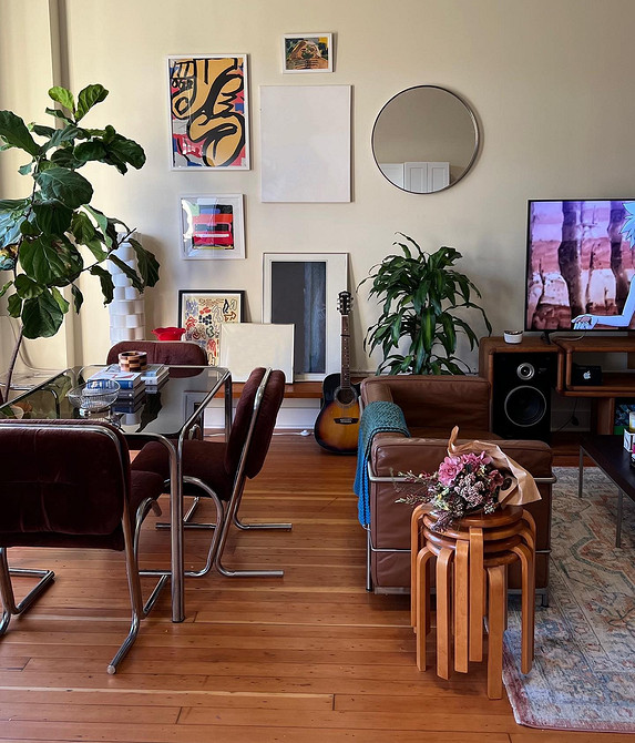 Narożna skórzana kanapa, praktyczne rozwiązanie dla dużej rodziny. Wygoda i funkcjonalność.