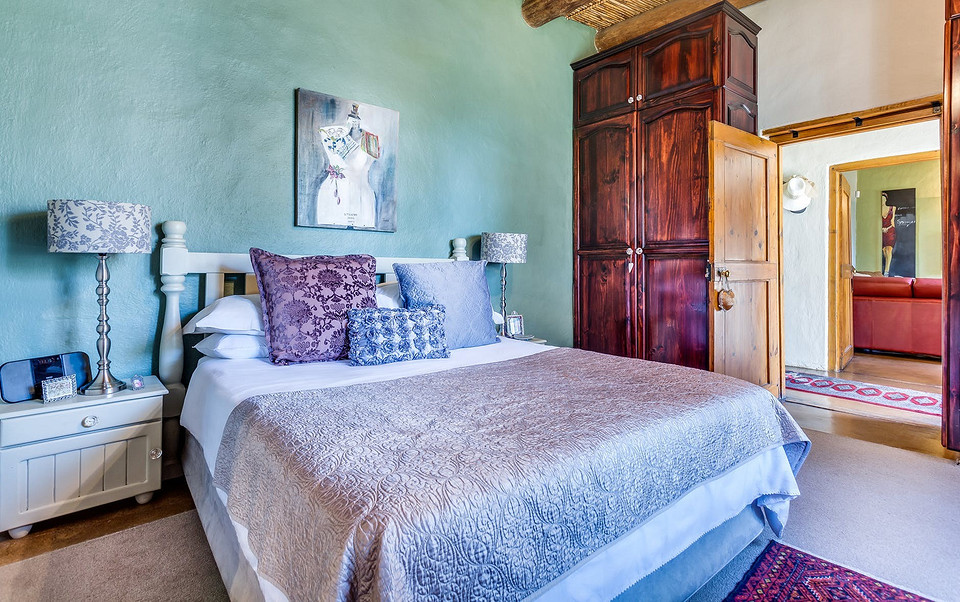 Ciemne drewniane fronty meblowe – wyrazisty akcent i głębia w aranżacji wnętrza