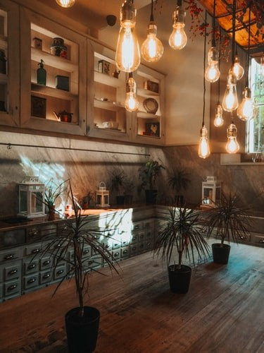 Eleganckie drewniane fronty meblowe – wyrafinowanie i trwałość w każdym detalu szafki