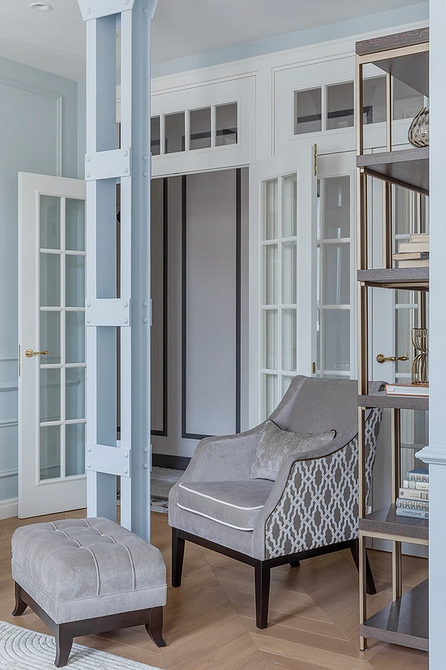 Miękkie krzesło z poduszkami w jasnym salonie: komfort i doskonały styl