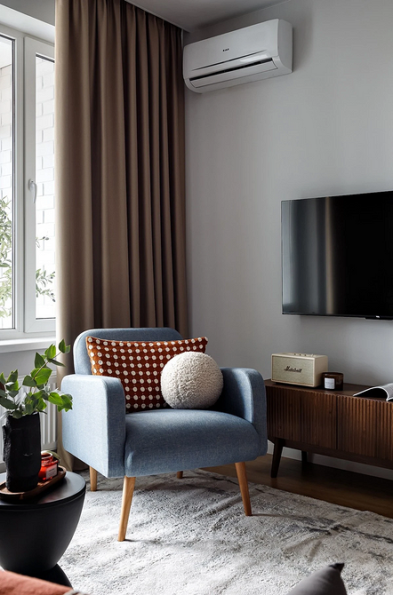 Wygodne krzesło obok kominka: idealne miejsce na zimowe wieczory