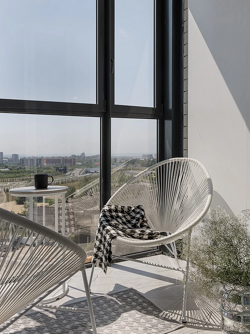 Krzesło w nowoczesnym salonie: harmonia i funkcjonalność w przestrzeni.