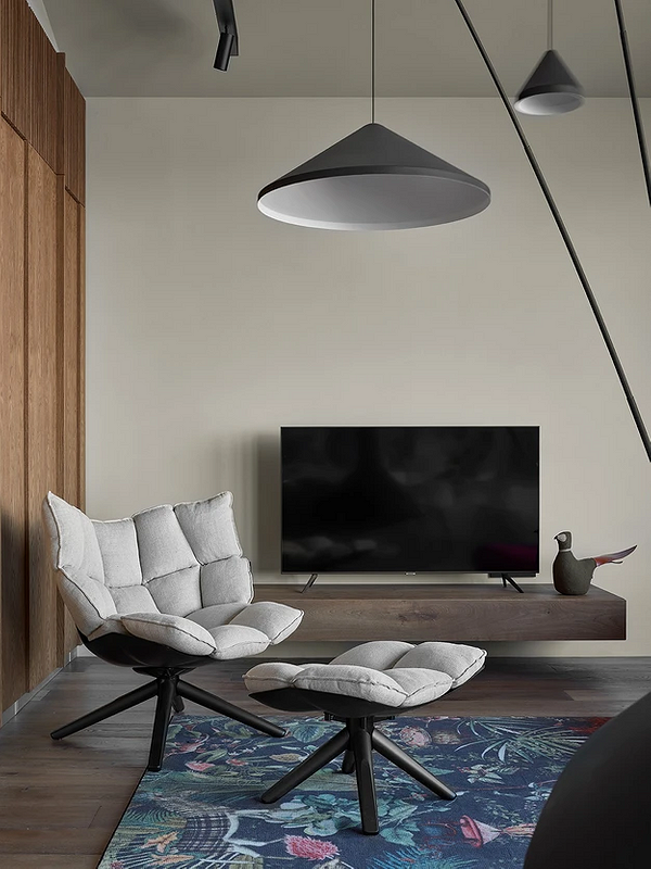 Nowoczesne krzesło w salonie: idealne do relaksu i czytania książek.