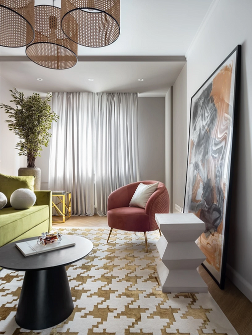 Krzesło z drewnianymi podłokietnikami w stylu skandynawskim: minimalizm i przytulność