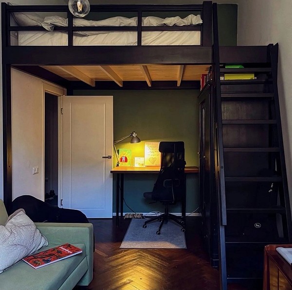 Kreatywny design łóżka piętrowego Kreatywny projekt łóżka piętrowego z biurkiem, idealne do organizacji małego pokoju szkolnego.