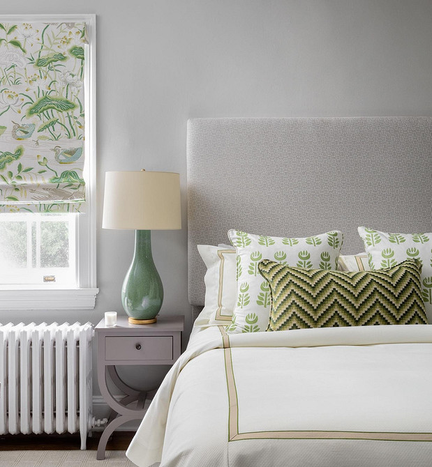 Minimalistyczna sypialnia z łóżkiem z prostym, miękkim zagłówkiem