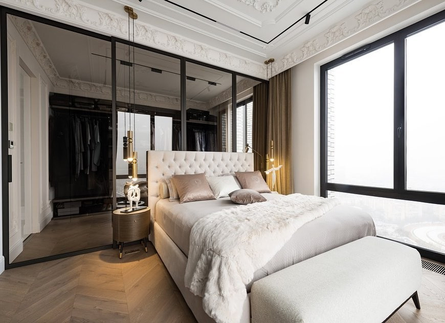 Nowoczesna sypialnia z łóżkiem z miękkim zagłówkiem obitym tkaniną boucle