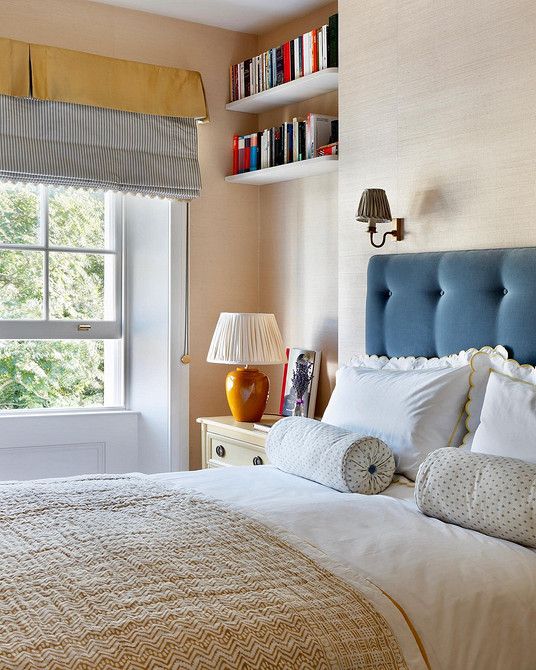 Przytulna sypialnia z wysokim, miękkim zagłówkiem łóżka zapewniającym wsparcie.