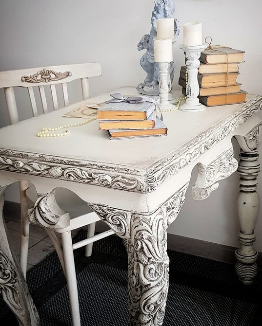 Stylowy recykling mebli Metamorfoza mebli: łóżko, stół i fartuch kuchenny z recyklingu w stylu loftowym