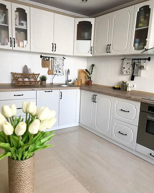 DIY: Odnowa mebli Renowacja mebli: odnowione łóżko, stół i fartuch kuchenny DIY. Tanie meble