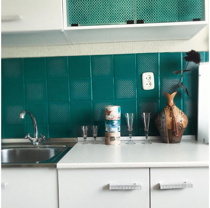 Nowe życie mebli Renowacja starego fartucha kuchennego, łóżka i stołu. Metamorfoza mebli DIY.