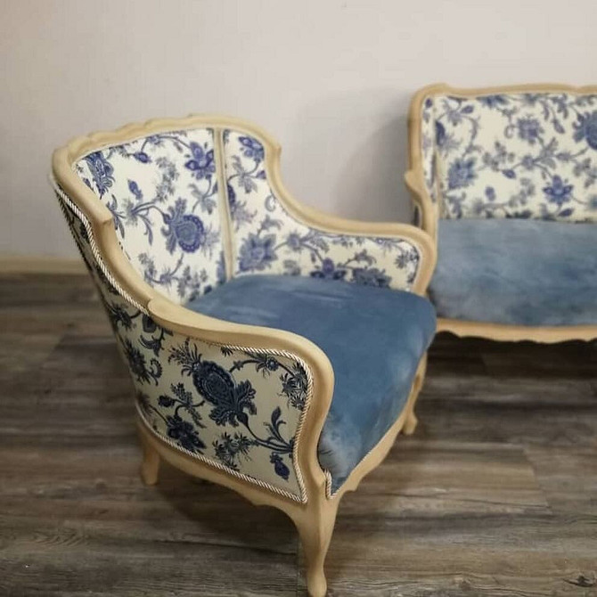 Nowy początek mebli Drugie życie mebli: odnowione łóżko, stół, fartuch kuchenny po renowacji DIY