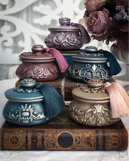 DIY: Metamorfoza mebli Przykłady renowacji: odnowione łóżko, stół i fartuch kuchenny. Tanie meble DIY