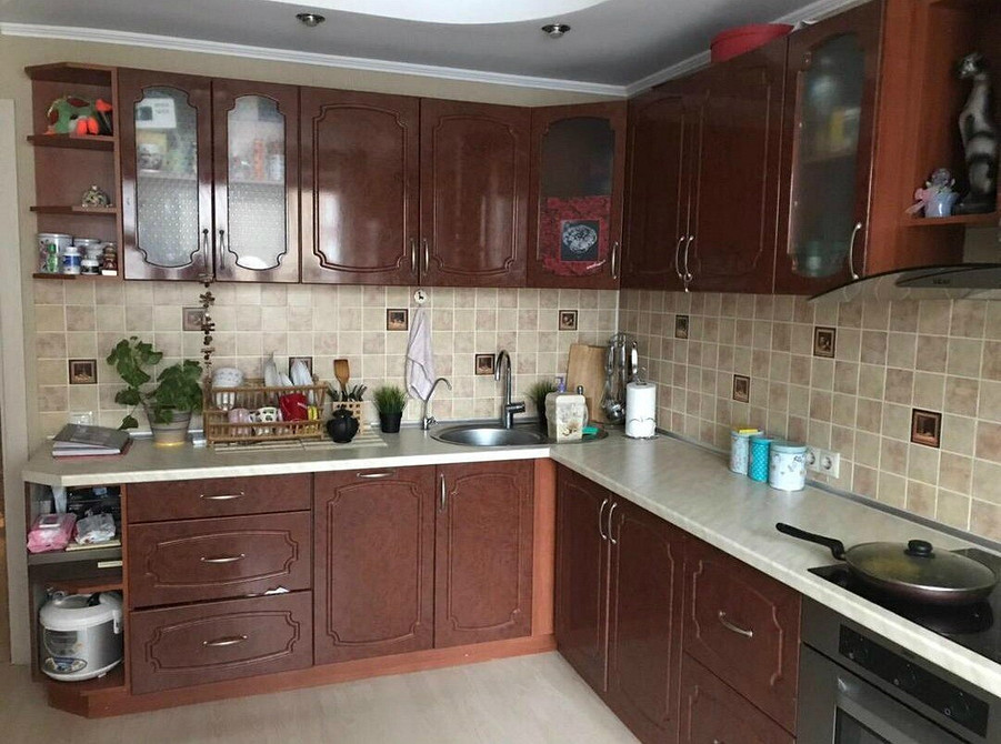 Tanie DIY dekoracje Budżetowe rozwiązania do dekoracji: odnowiony stół, łóżko i fartuch kuchenny DIY.