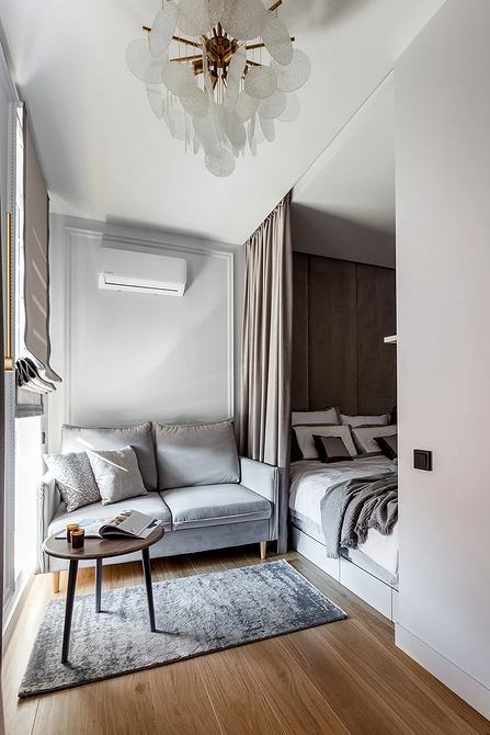 Design sypialni 2026 z łóżkiem z miękkim zagłówkiem i ciepłymi kolorami.