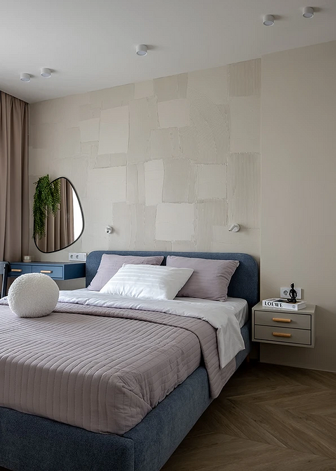 Łóżka 2026: minimalistyczny design sypialni z dwuosobowym łóżkiem na drewnianych nóżkach.