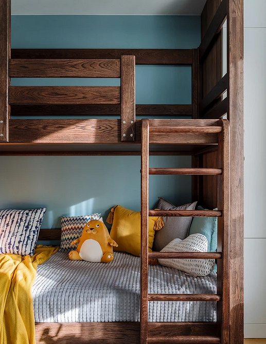 Stylowe łóżko z wygiętym zagłówkiem, trend 2026, w nowoczesnej aranżacji sypialni.