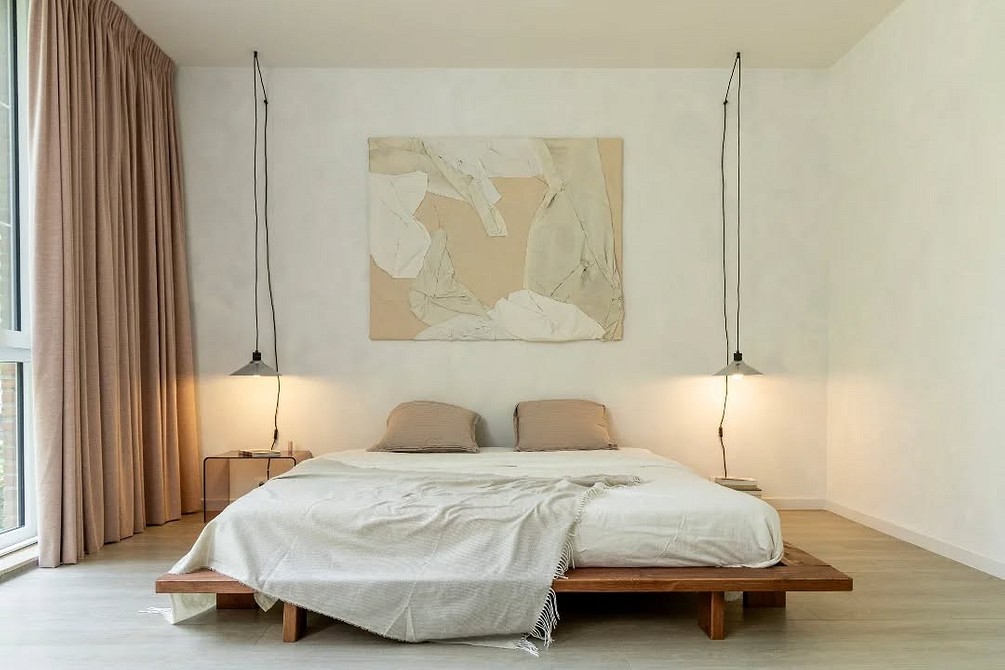 Łóżko 2026 w stylu japońskim: niska platforma i naturalne materiały w sypialni.