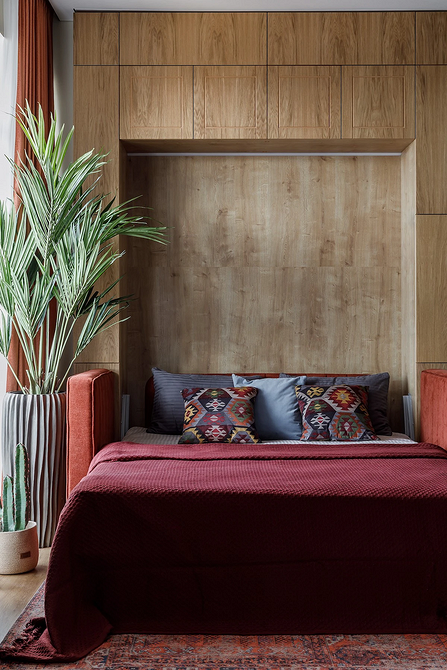 Nowoczesna sypialnia z drewnianymi panelami i łóżkiem w stylu trendy 2026.