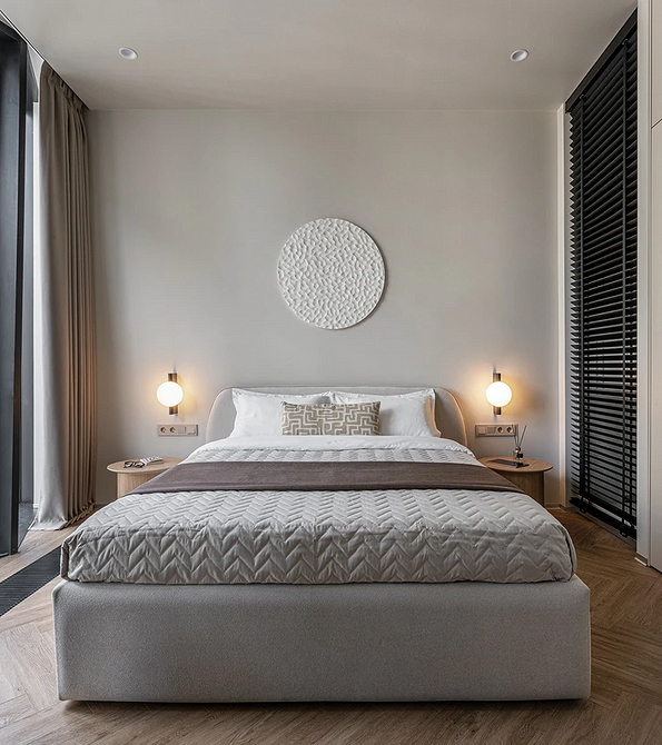 Minimalistyczne łóżko z drewnianym zagłówkiem w stylu japońskim. Sypialnia 2026.