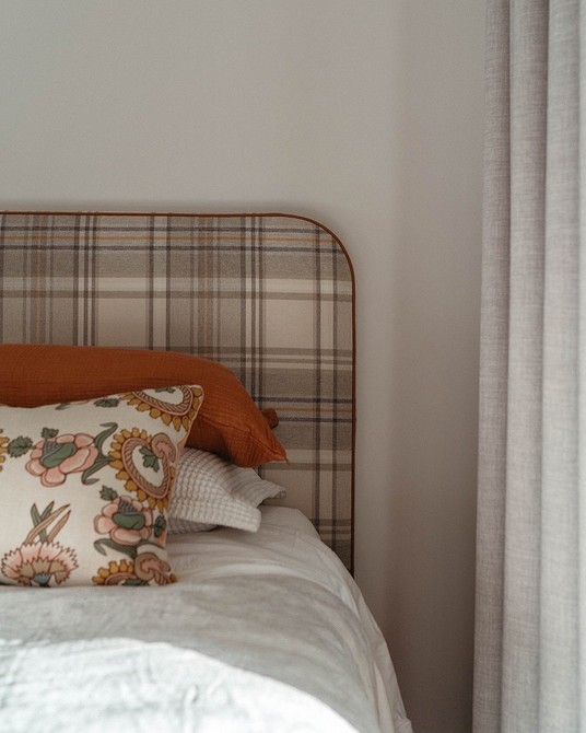 Pikowane wezgłowie Eleganckie wezgłowie pikowane (capitone) – luksusowy wygląd sypialni.