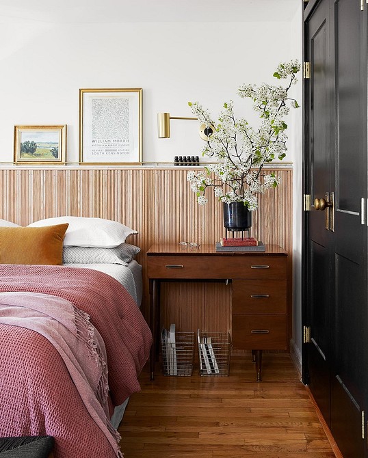 Stylowa sypialnia 2026 z minimalistycznym łóżkiem i akcentującym oświetleniem.