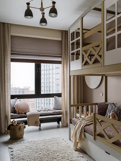 Podwieszane łóżko do nowoczesnej sypialni z panoramicznymi oknami, trendy 2026.