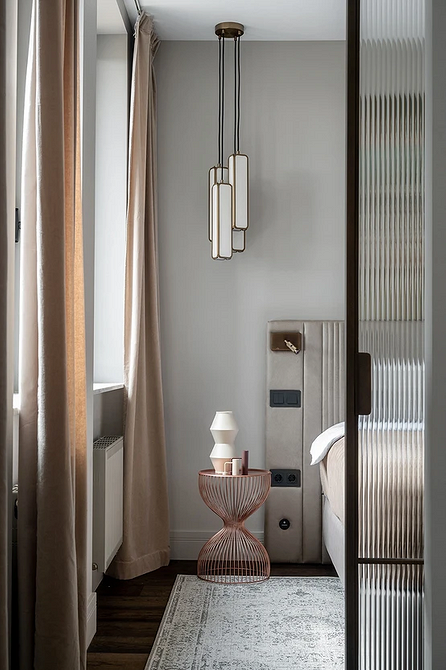 Drewniane panele Drewniane panele jako oryginalne wezgłowie łóżka – inspiracja dla sypialni.