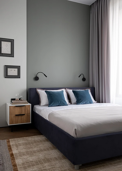 Stylowa sypialnia z minimalistycznym wnętrzem i ciekawą formą łóżka. Trendy 2026.