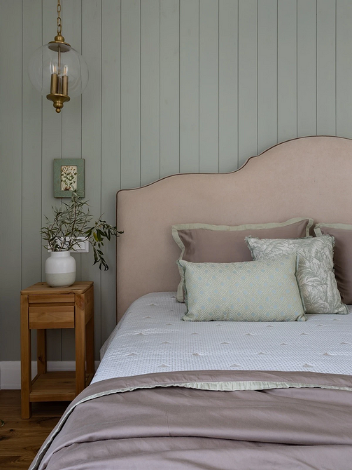 Minimalizm w sypialni Minimalistyczne wezgłowie łóżka: prosty design i funkcjonalność w nowoczesnej sypialni.