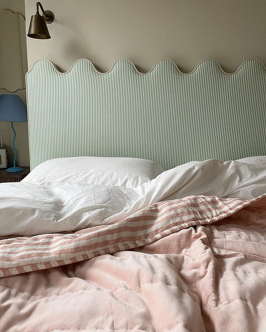 Minimalizm w sypialni Minimalistyczne wezgłowie z gładką powierzchnią – prosta i stylowa sypialnia.