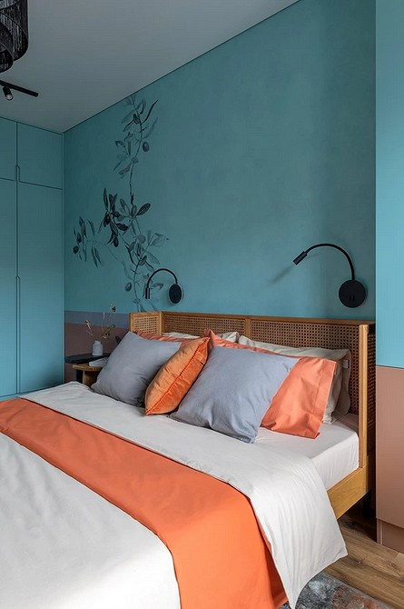 Łóżko z miękkim zagłówkiem w pastelowych barwach, trend 2026 do sypialni.